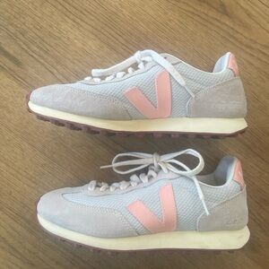 Veja Women's Sneakers - Rio Branco Alveomesh Natural Bellini Size 7